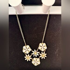 Chic Floral Necklace in Cream and Gold